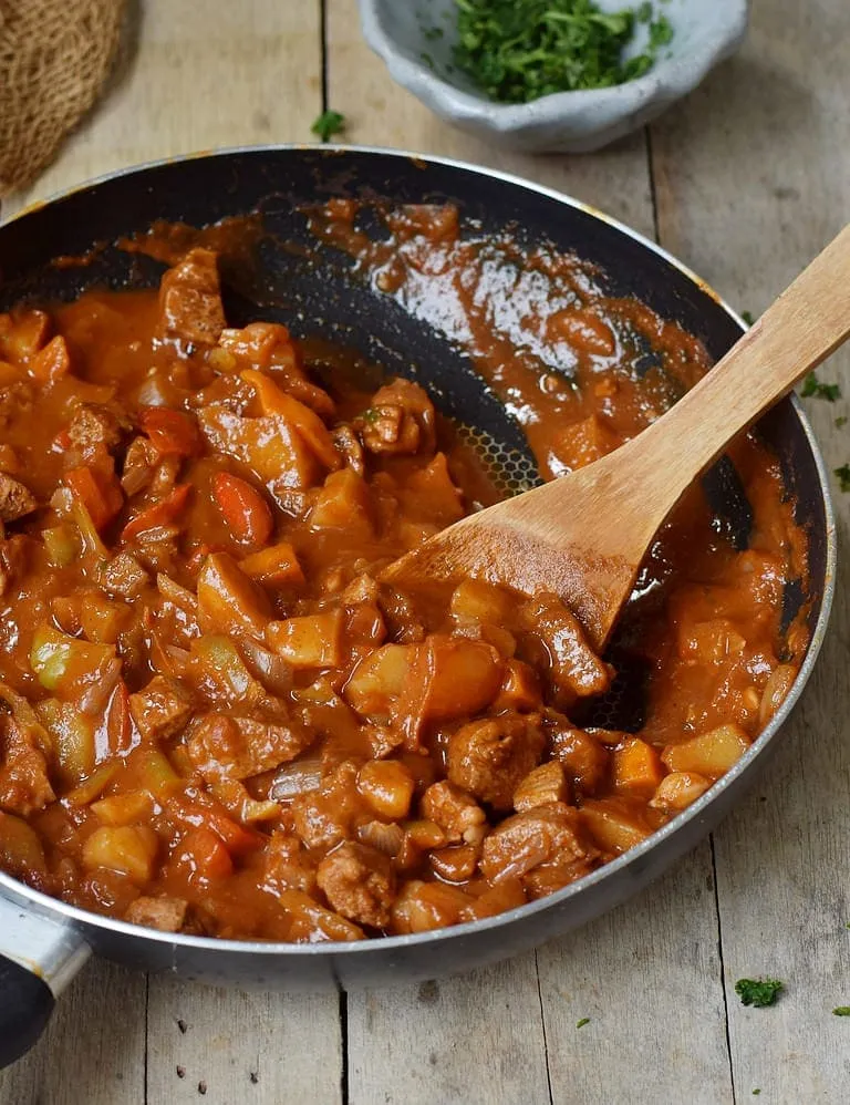 Veganes Gulasch in einer Pfanne