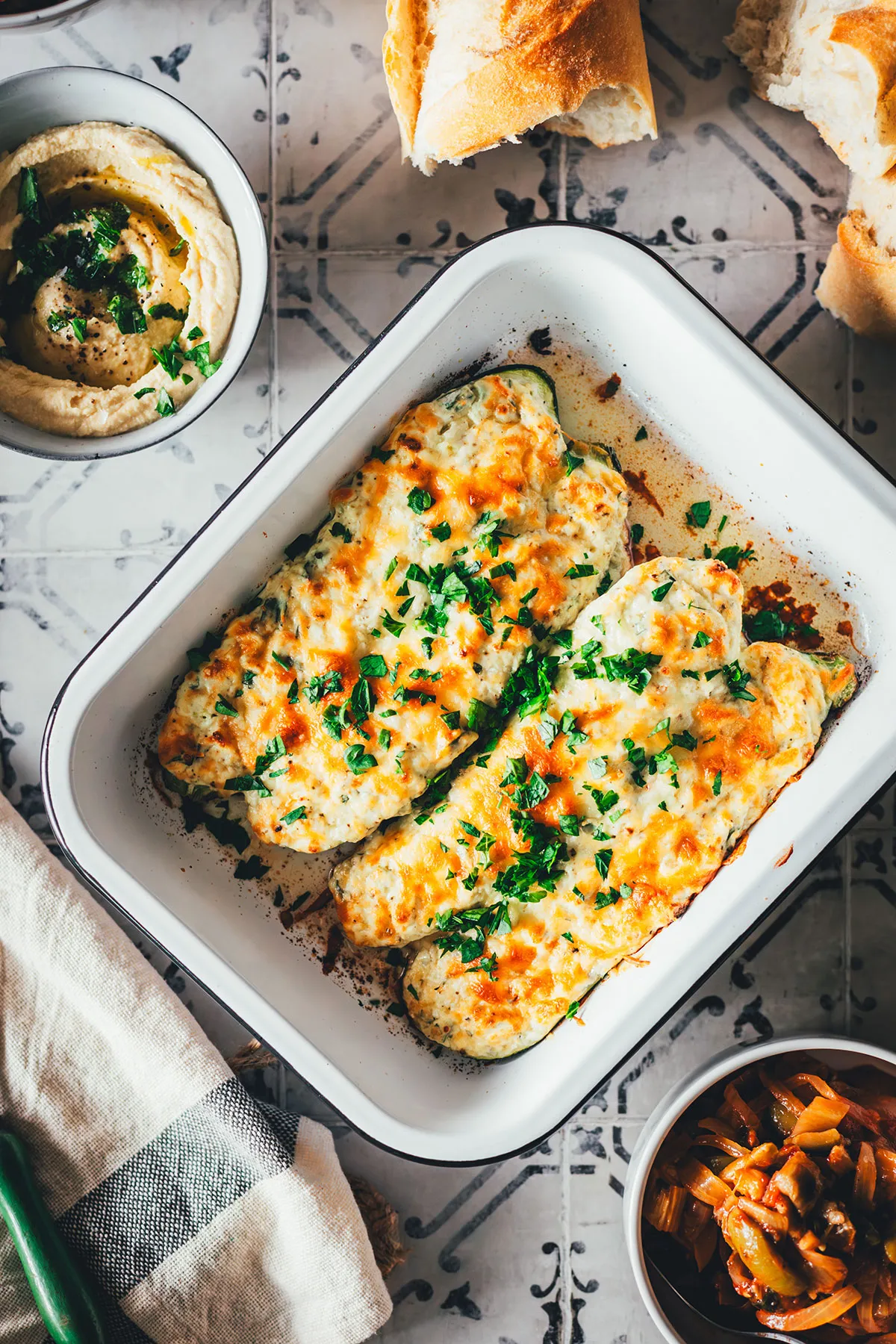 Vegetarisch gefüllte Zucchini als Beilage | moeyskitchen.com