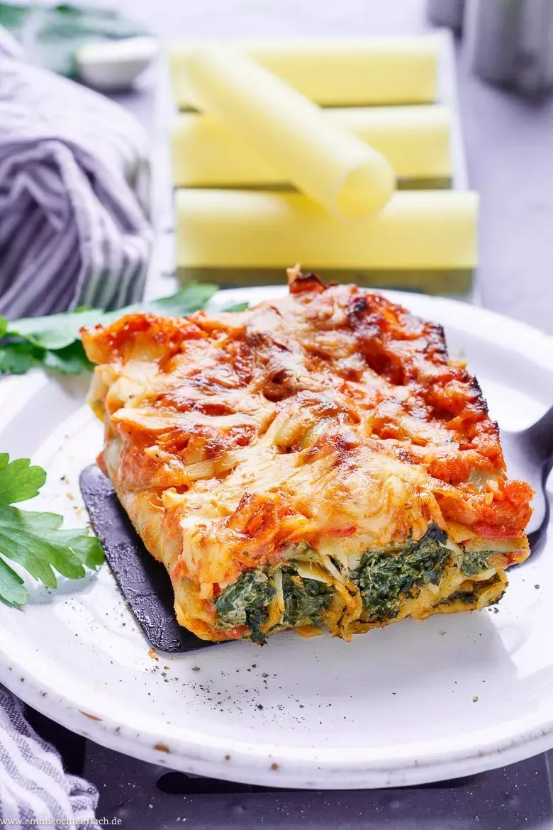 Vegetarische Cannelloni mit Spinat-Frischkäse-Füllung in Tomatensoße