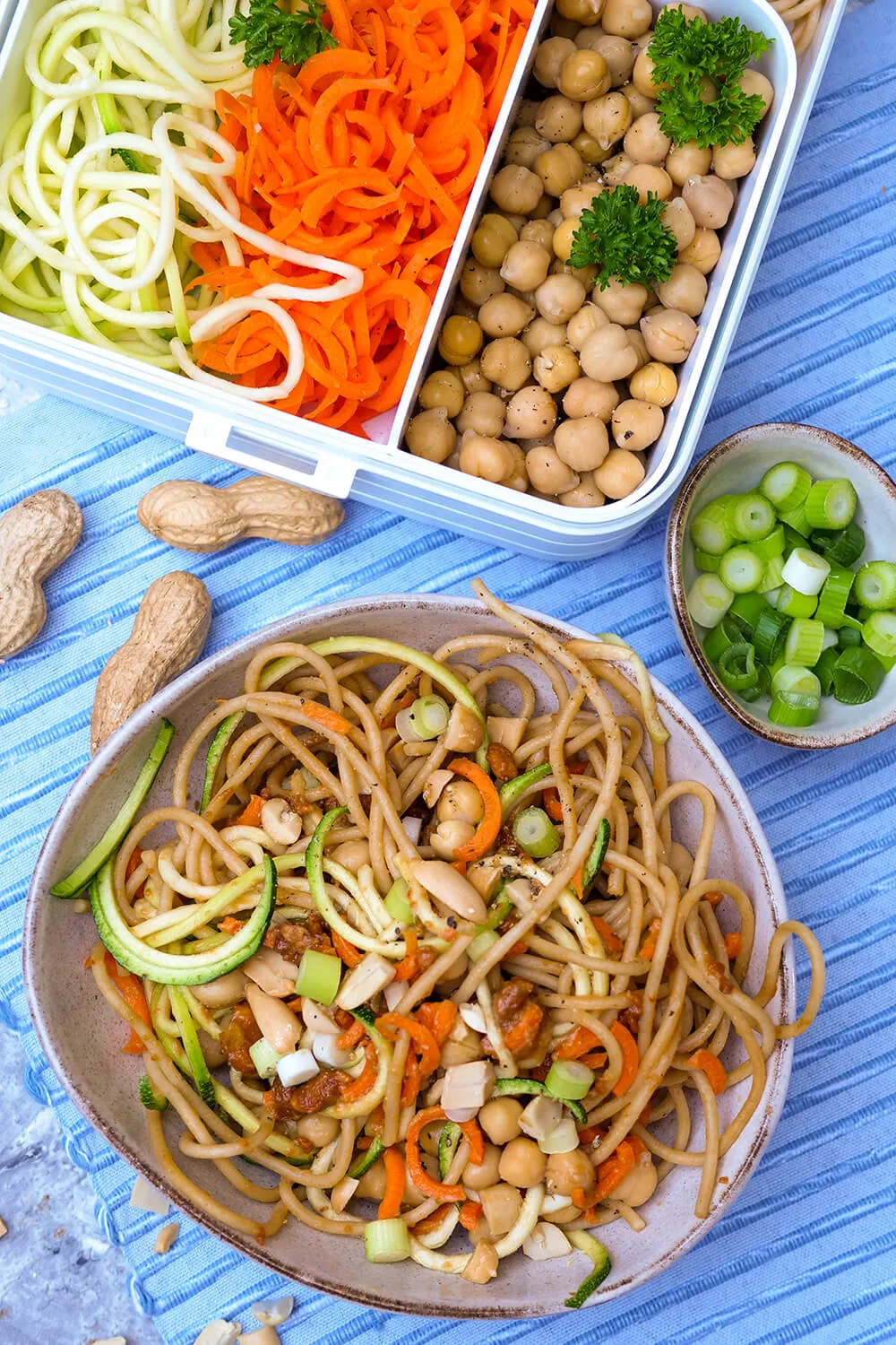 Vegetarische Erdnuss-Nudel-Bowl mit Vollkorn-Spaghetti und Kichererbsen
