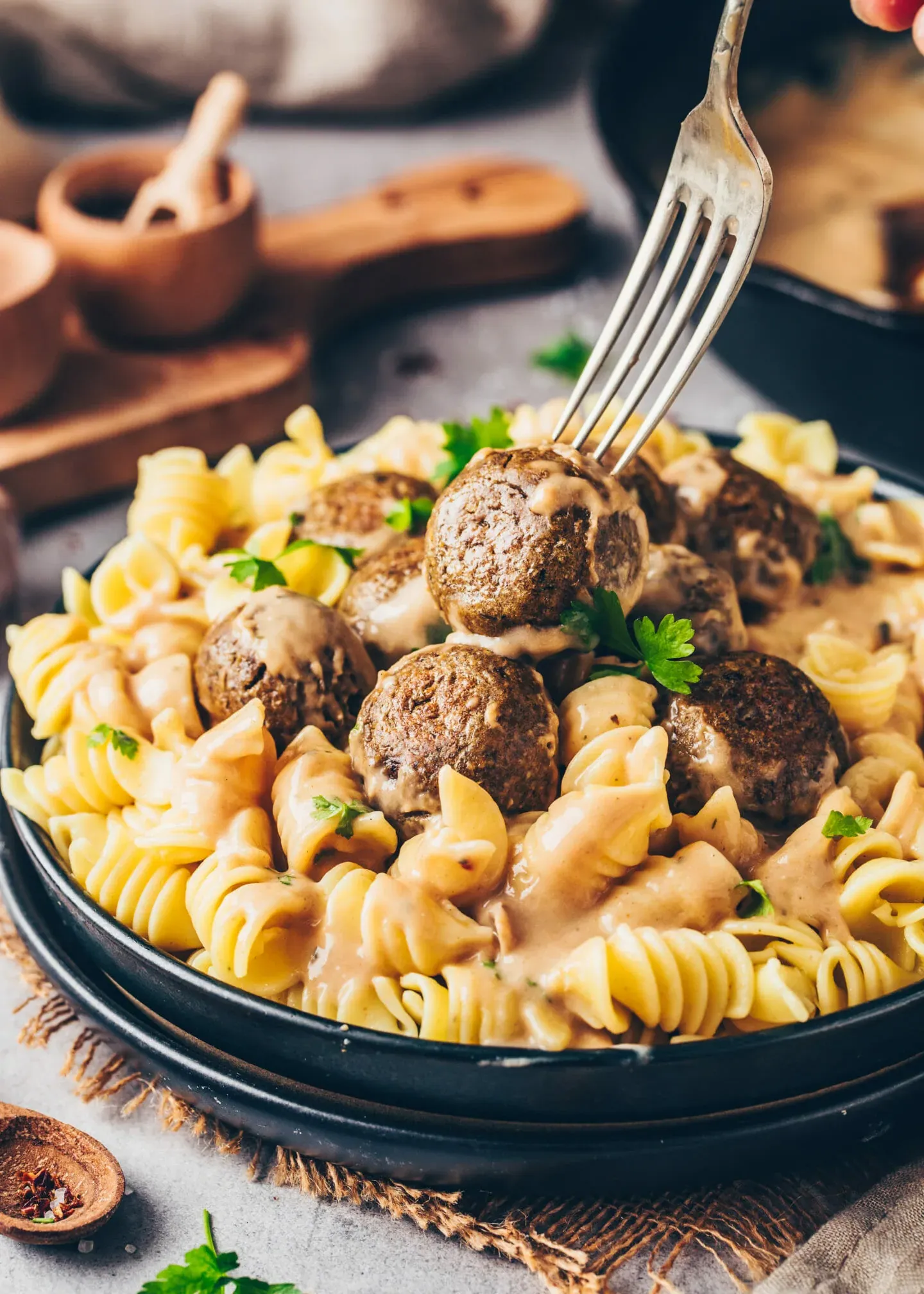 vegetarische Linsen-Hackbällchen mit Rahm-Soße und Nudeln angerichtet