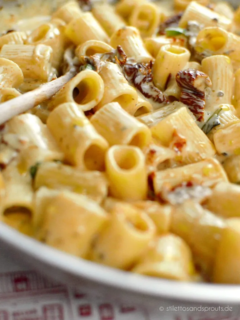 Vegetarische Pasta mit sonnengetrockneten Tomaten und Sahnesauce