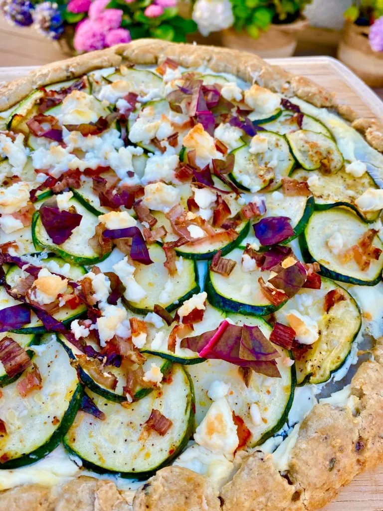 Vegetarische Tarte mit frischer Zucchini, Mangold und Feta-Käse