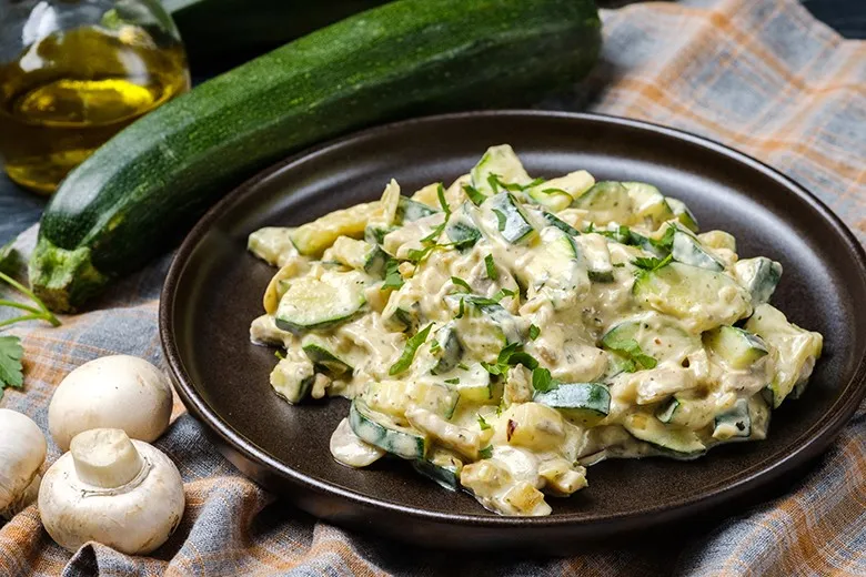 Vegetarische Zucchini Pfanne mit frischem Gemüse, leicht und schnell