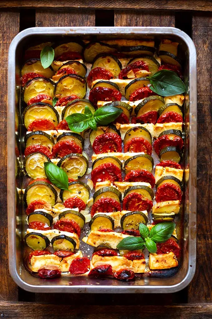 Vegetarischer Auflauf: Tomaten-Zucchini-Auflauf mit Feta in einer Auflaufform.