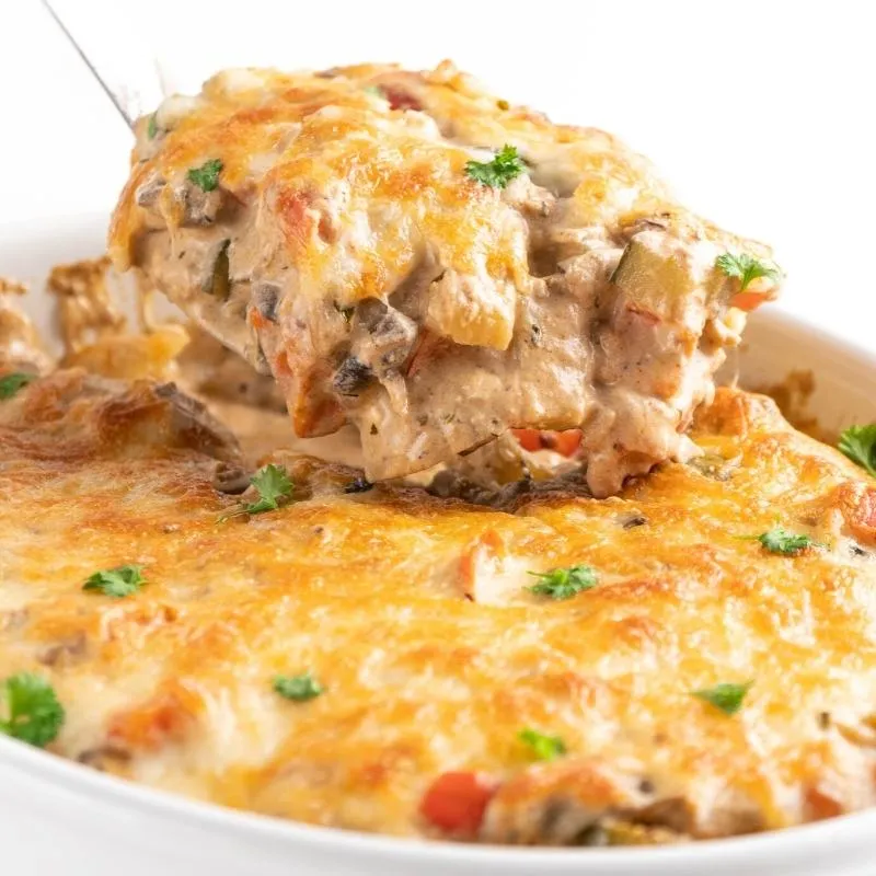 Vegetarischer Gemüseauflauf mit Käse überbacken, ein kalorienarmes Gericht für jeden Tag