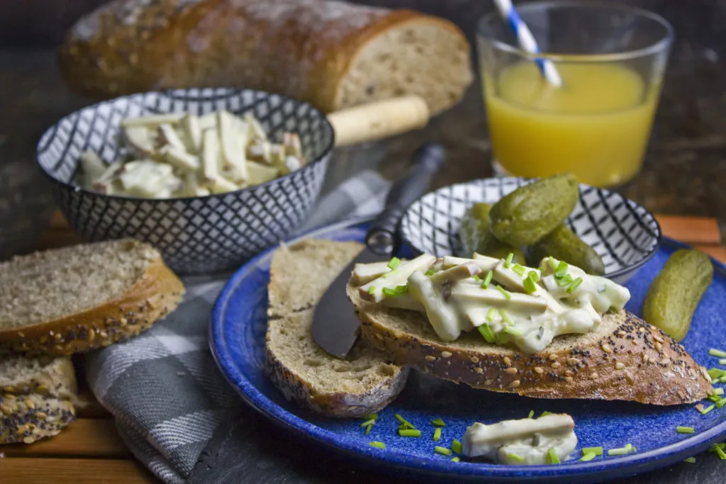 Vegetarischer Tofu-Fleischsalat auf knusprigem Brot, ideal für eine traditionelle deutsche Brotzeit.