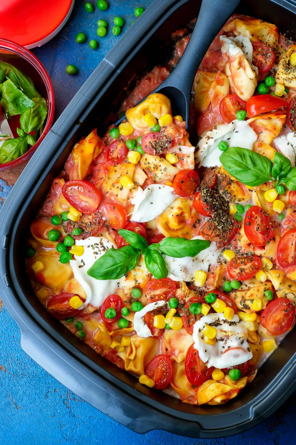 Vegetarischer Tortelliniauflauf mit Tomaten, Mais, Erbsen und Mozzarella, schnell zubereitet