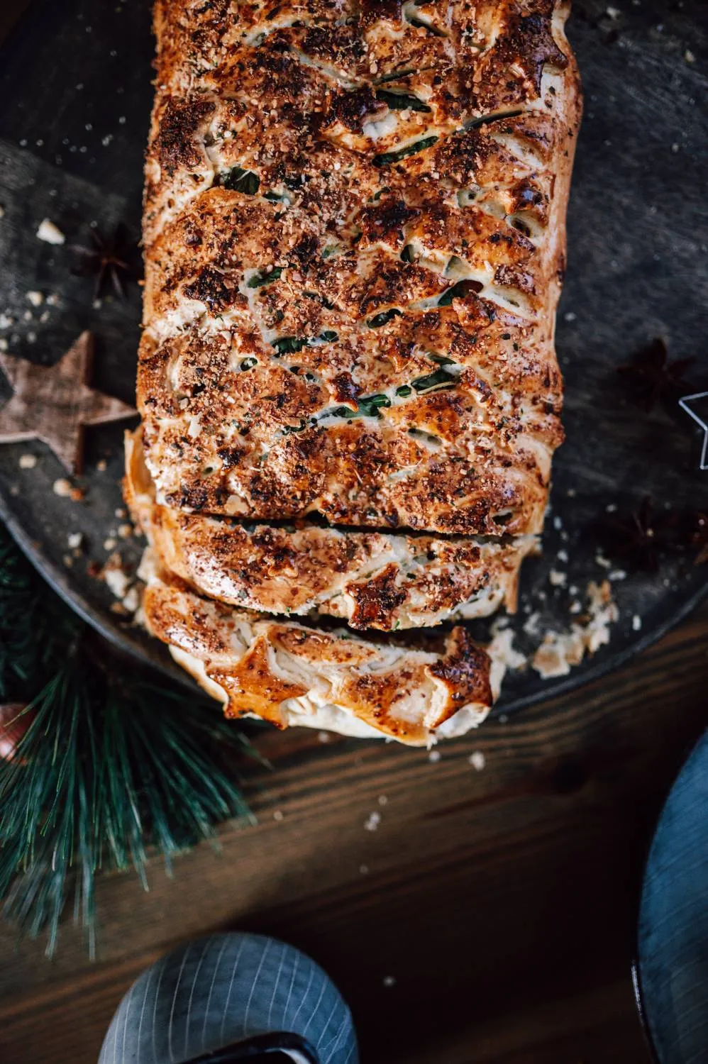 Vegetarischer Weihnachtsbraten Veggie Wellington appetitlich angerichtet