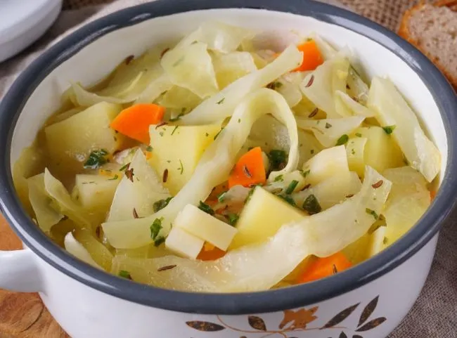 Vegetarischer Weißkohleintopf mit Kartoffeln in einer Schale