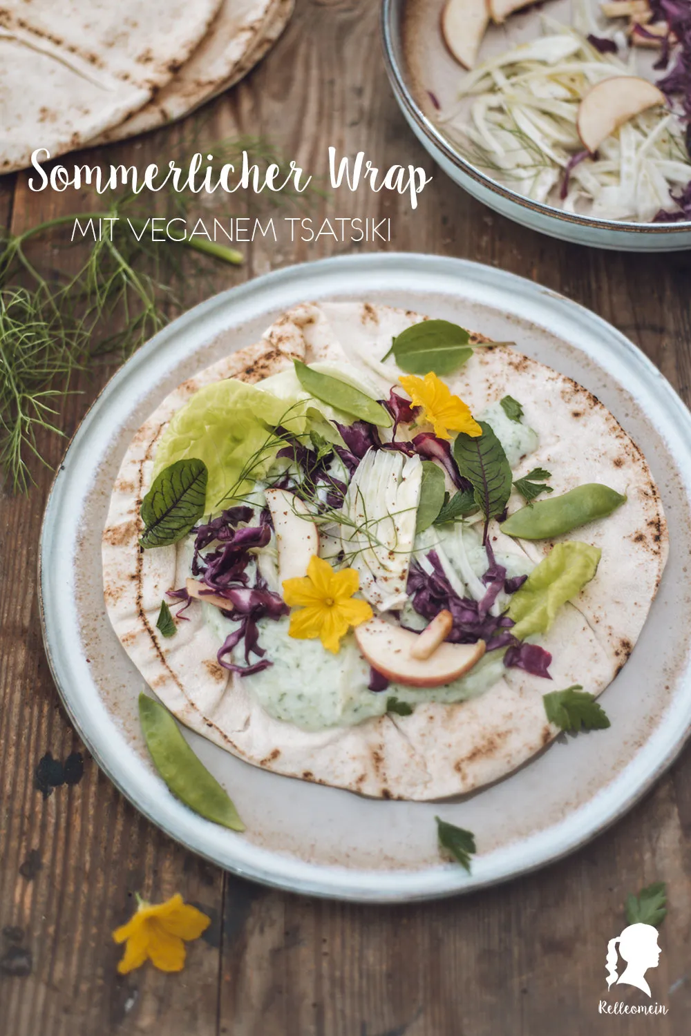 Vegetarischer Wrap mit frischem Tsatsiki und knackigem Salat, perfekt als leichtes Mittagessen im Sommer