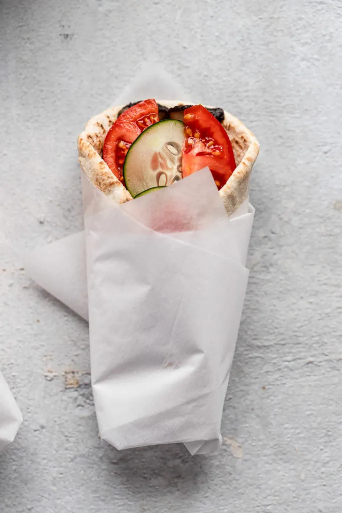 Vegetarisches Gyros mit Gemüse, in Pergamentpapier gewickelt