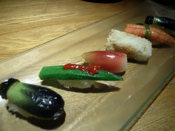 Vegetarisches Sushi mit eingelegter Aubergine, Okra, Myoga-Ingwer und Klettenwurzel