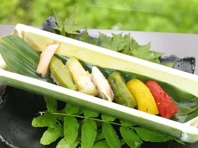 Vegetarisches Sushi mit Okra, Sellerie, Myoga-Ingwer und drei Paprikasorten