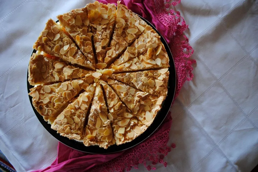 Verführerische Mandel-Sahne-Torte von oben
