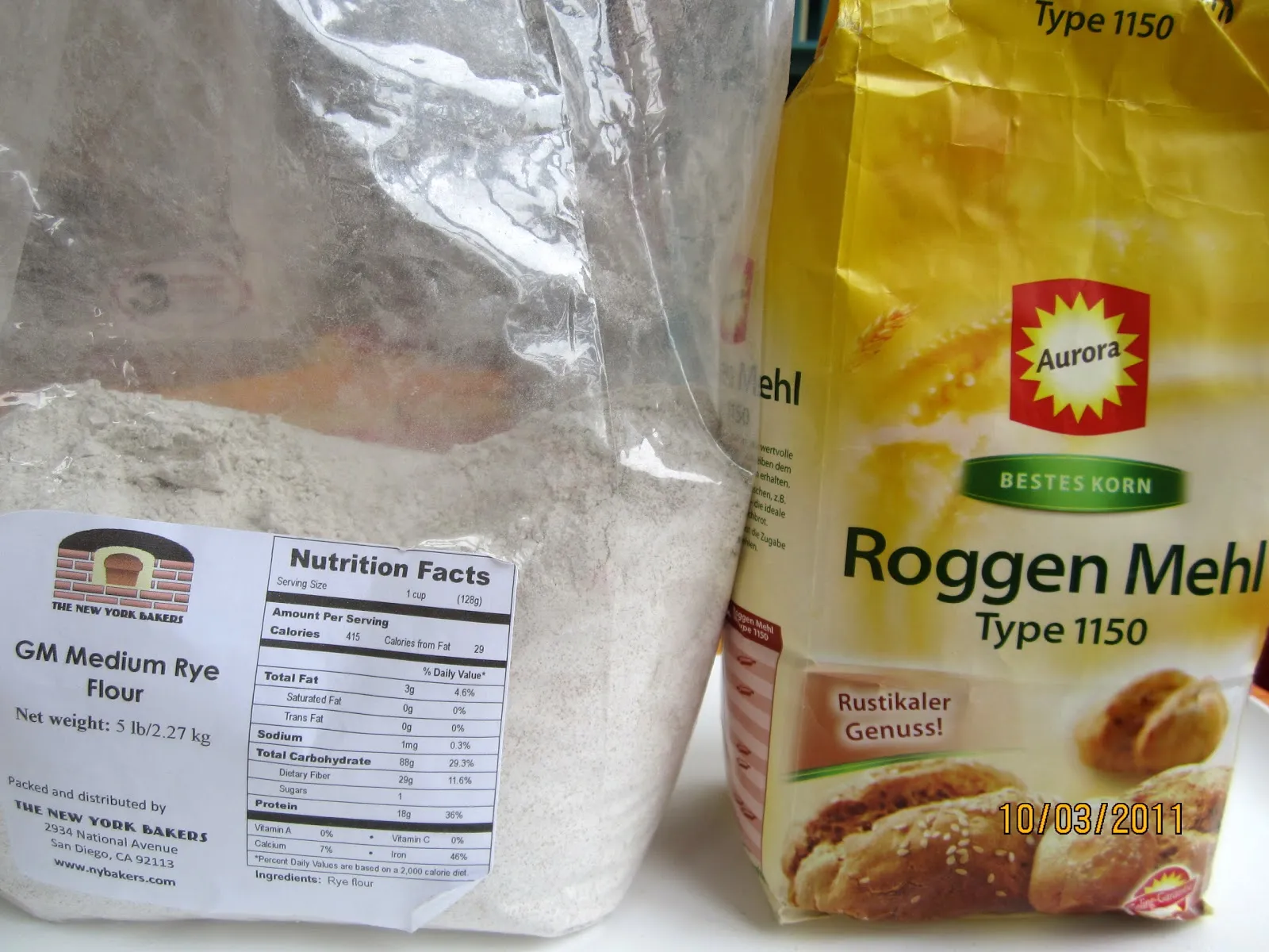 Vergleich von amerikanischem und deutschem &quot;mittlerem&quot; Roggenmehl in kleinen Behältern.