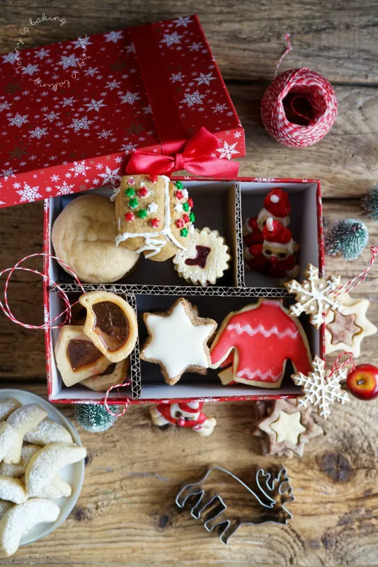 Verpackte Weihnachtsplätzchen in einer Dose, vorbereitet für den sicheren Versand als Geschenk aus der Küche.