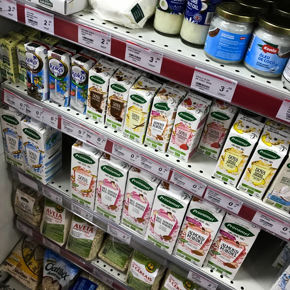 Verpackter veganer Feta-Käse der Marke Violife im Kühlregal