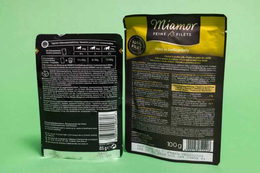 Verpackung von Katzenfutter mit Informationen zur Fütterung