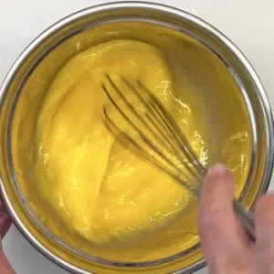 Verquirlte Eier mit etwas Salz in einer Schüssel, bereit für die Bindung von Bacalhau à Brás.