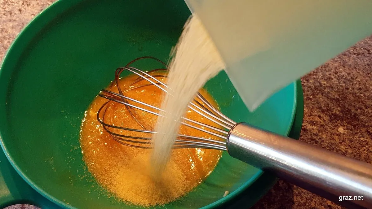 Verquirltes Ei und Butter als Basis für Grießnockerlteig