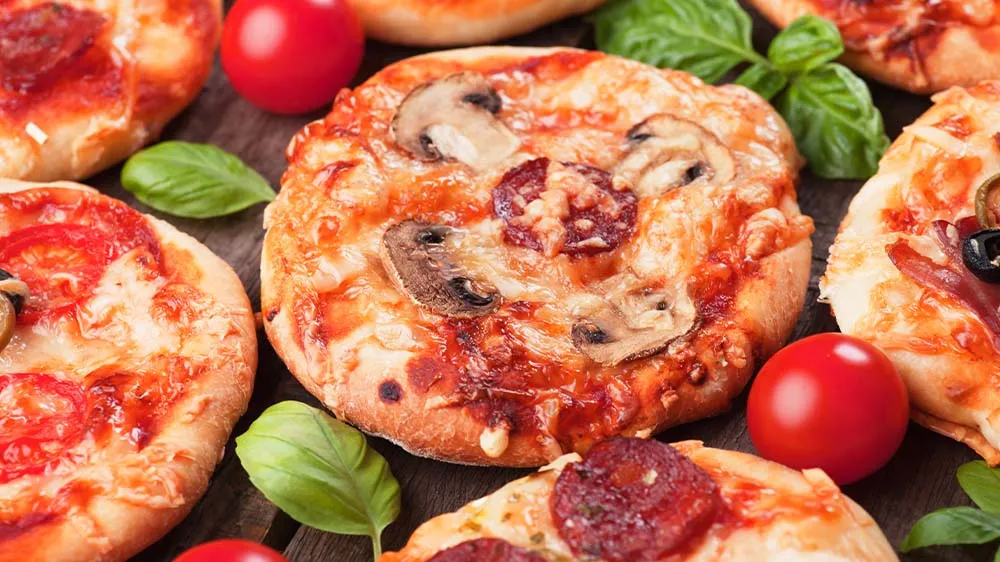Verschieden belegte Mini-Pizzen, ein beliebter Klassiker für jede Party