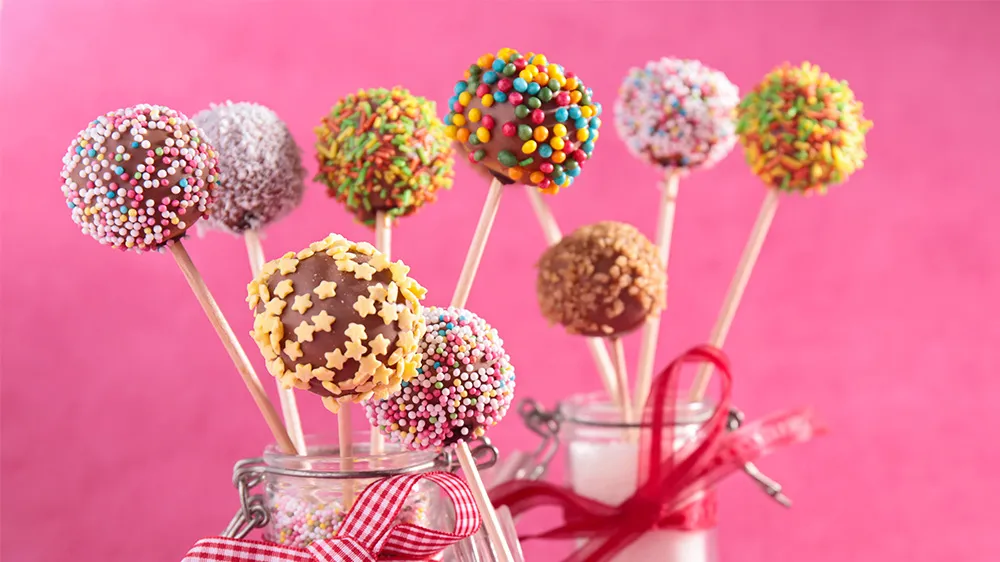 Verschiedene bunte Cake Pops auf einem Teller