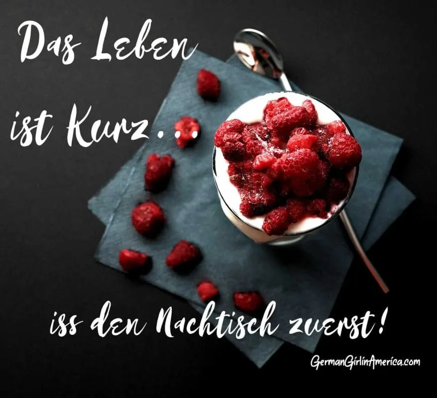 Verschiedene Desserts und Nachtisch-Variationen auf einem festlich gedeckten Tisch