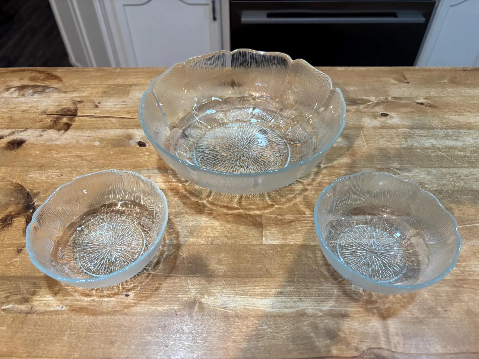 Verschiedene französische Arcoroc Glaswaren mit Reliefmuster: Schalen, Teller, Karaffe