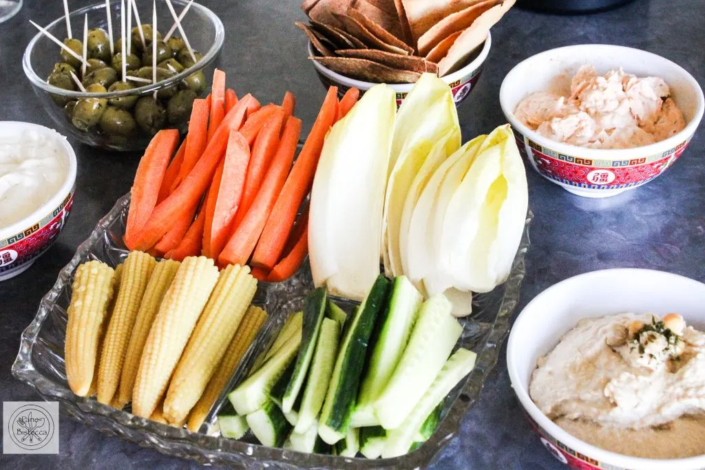 Verschiedene Gemüse in Schalen vorbereitet