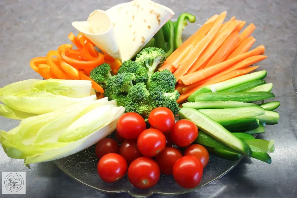 Verschiedene Gemüse wie Paprika, Gurke, Karotte und Kohlrabi