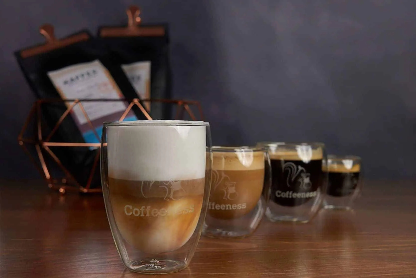 Verschiedene Kaffeespezialitäten: Latte, Cappuccino und Espresso