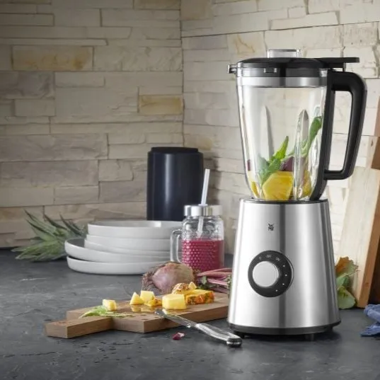 Verschiedene Küchengeräte wie Mixer und Fritteuse auf einer Arbeitsplatte
