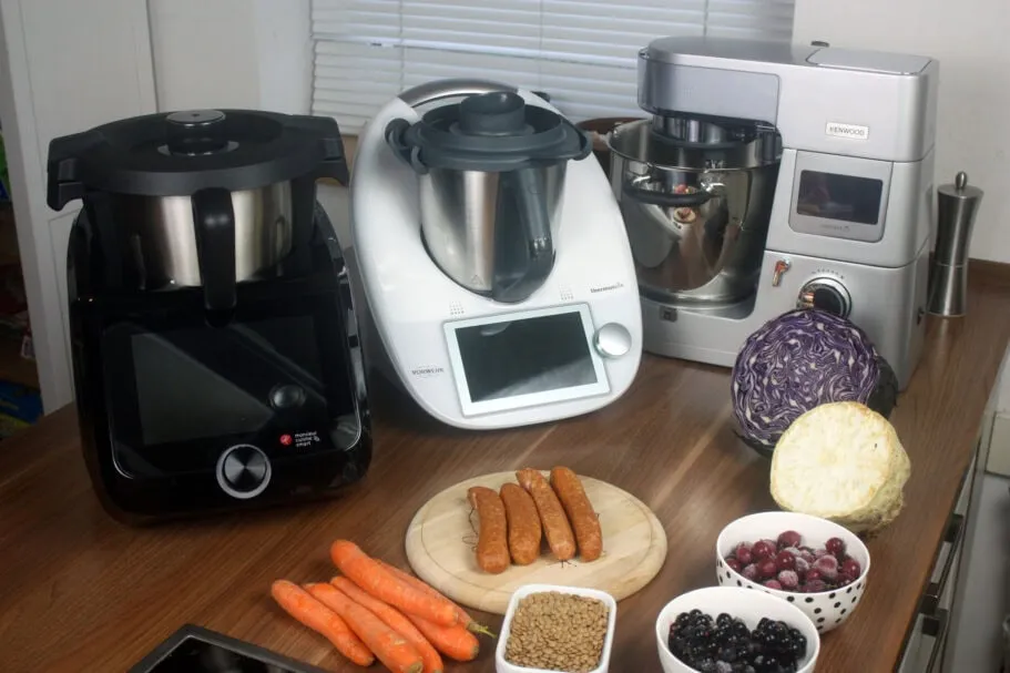 Verschiedene Küchenmaschinen mit Kochfunktion im Vergleich, links mit feststehendem Messer, rechts mit Aufsteckwerkzeugen