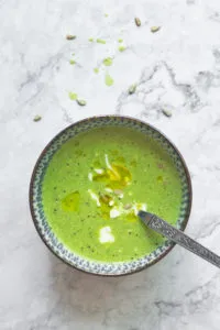 Verschiedene Salate in Schüsseln arrangiert