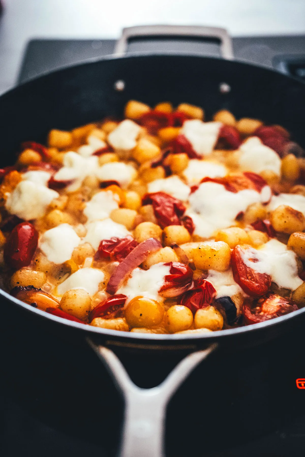 Verschiedene Sorten Tomaten für die Gnocchi-Pfanne.