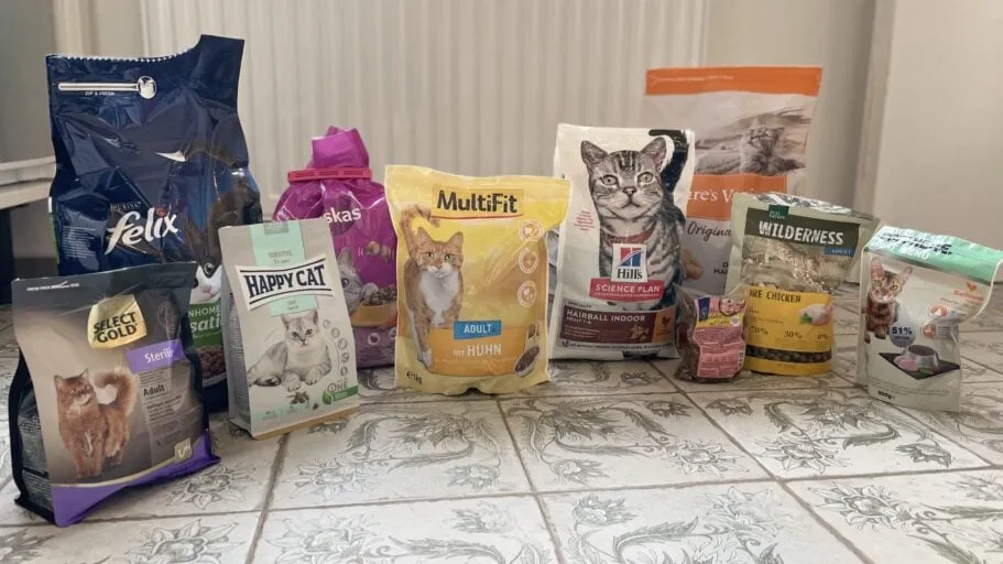 Verschiedene Trockenfuttersorten für Katzen in der Übersicht