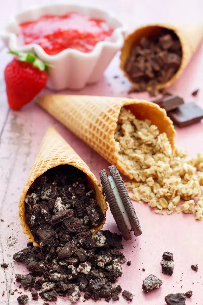 Verschiedene Variationen von selbstgemachtem Eis mit Keksen, Schokolade und Fruchtpüree