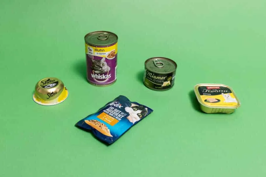 Verschiedene Verpackungsarten von Katzenfutter: Dose, Portionsbeutel und Schale