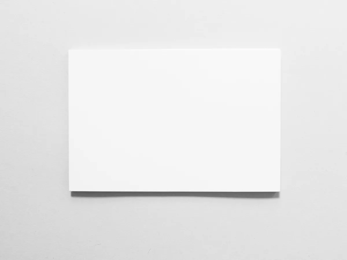 Verschwommener Bildschirm mit Fußballszene, der die Distanz zum Online-Zuschauen symbolisiert