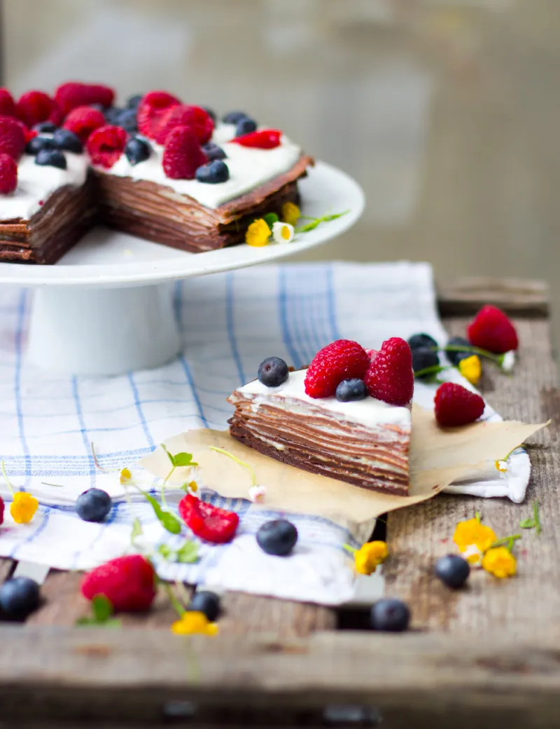 Verspielte Findus Pfannkuchentorte mit Früchten und Sahnefüllung