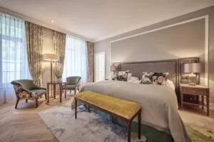 Victoria Jungfrau Grand Hotel &amp; Spa mit Blick auf die Dächer von Interlaken