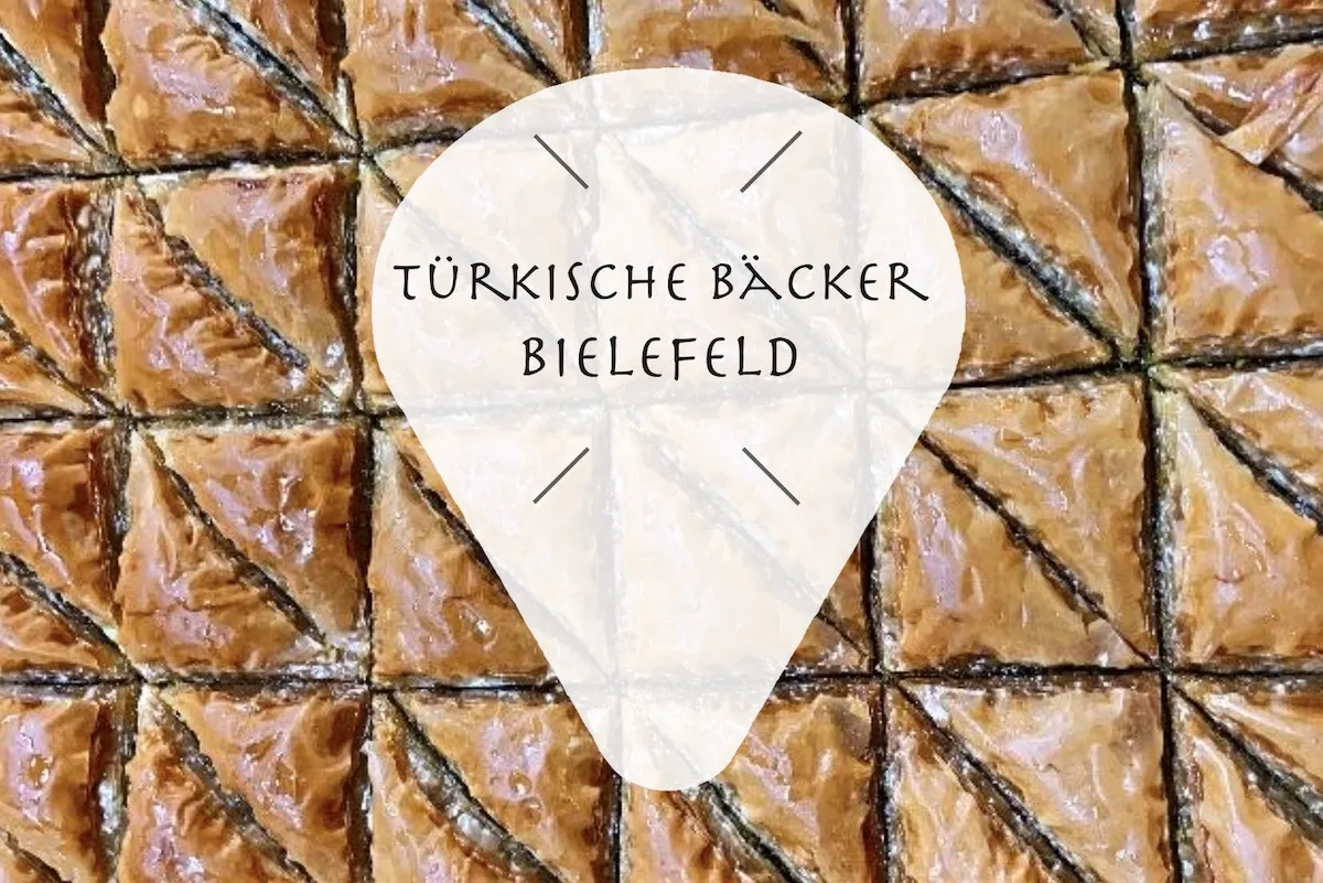 Vielfältige Auslage türkischer Backwaren, darunter Börek und süße Gebäcke, in einer türkischen Bäckerei in Deutschland