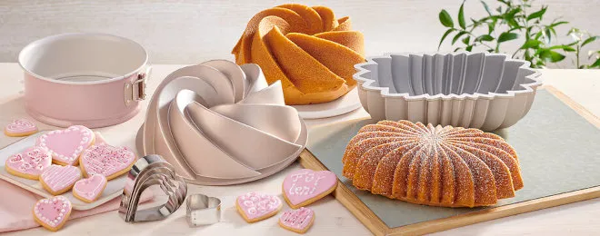 Vielfältige Backformen und Backutensilien für Kuchen und Brot