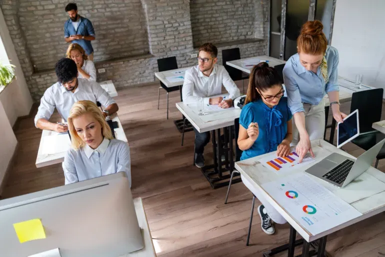 Vielfältige Geschäftsleute bei einem Brainstorming-Meeting, das Innovation und Zusammenarbeit symbolisiert