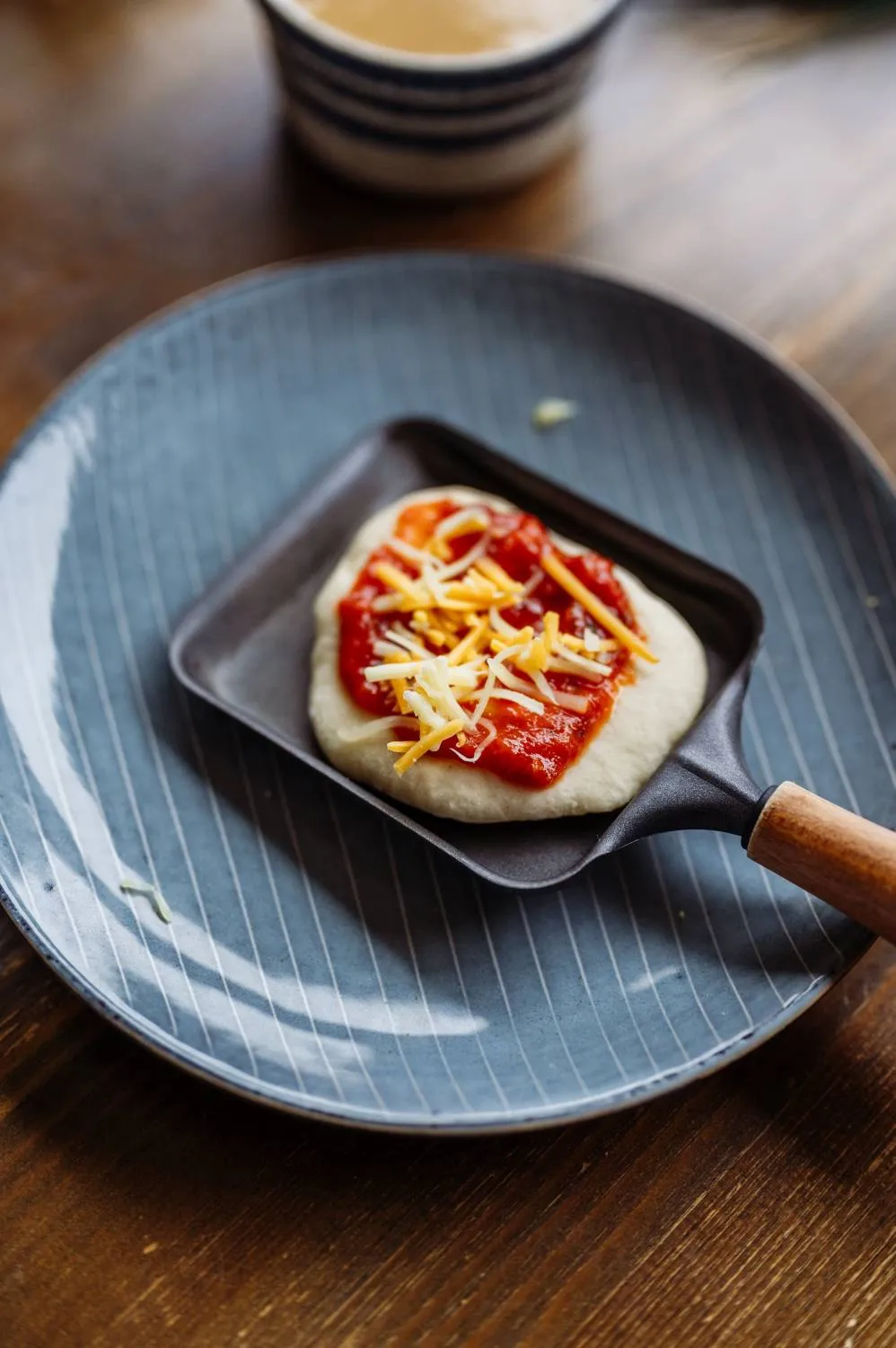 Vielfältige Raclette-Zutaten: Fleisch, Gemüse und Käse im Vorbereitungsbereich