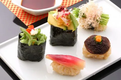 Vielfältiges vegetarisches Sushi mit Eis-Pflanze, Avocado, Rettich und Lauch