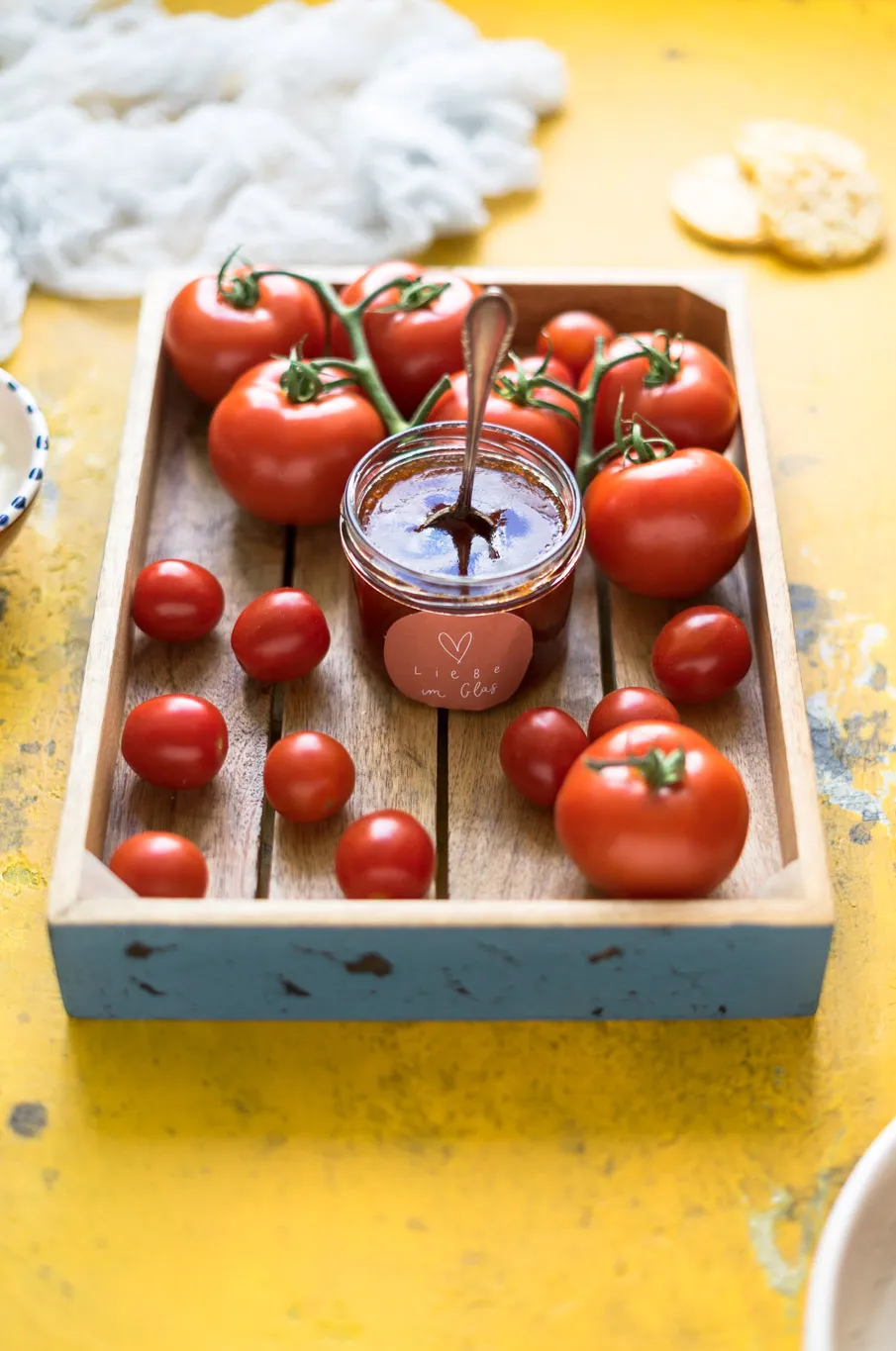 Vielseitige Tomatenmarmelade mit Käse und Brot angerichtet, ideal als Brotaufstrich oder zu Raclette