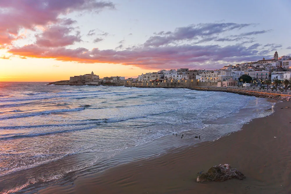 Vieste Apulien mit Pizzomunno Felsen im Winter