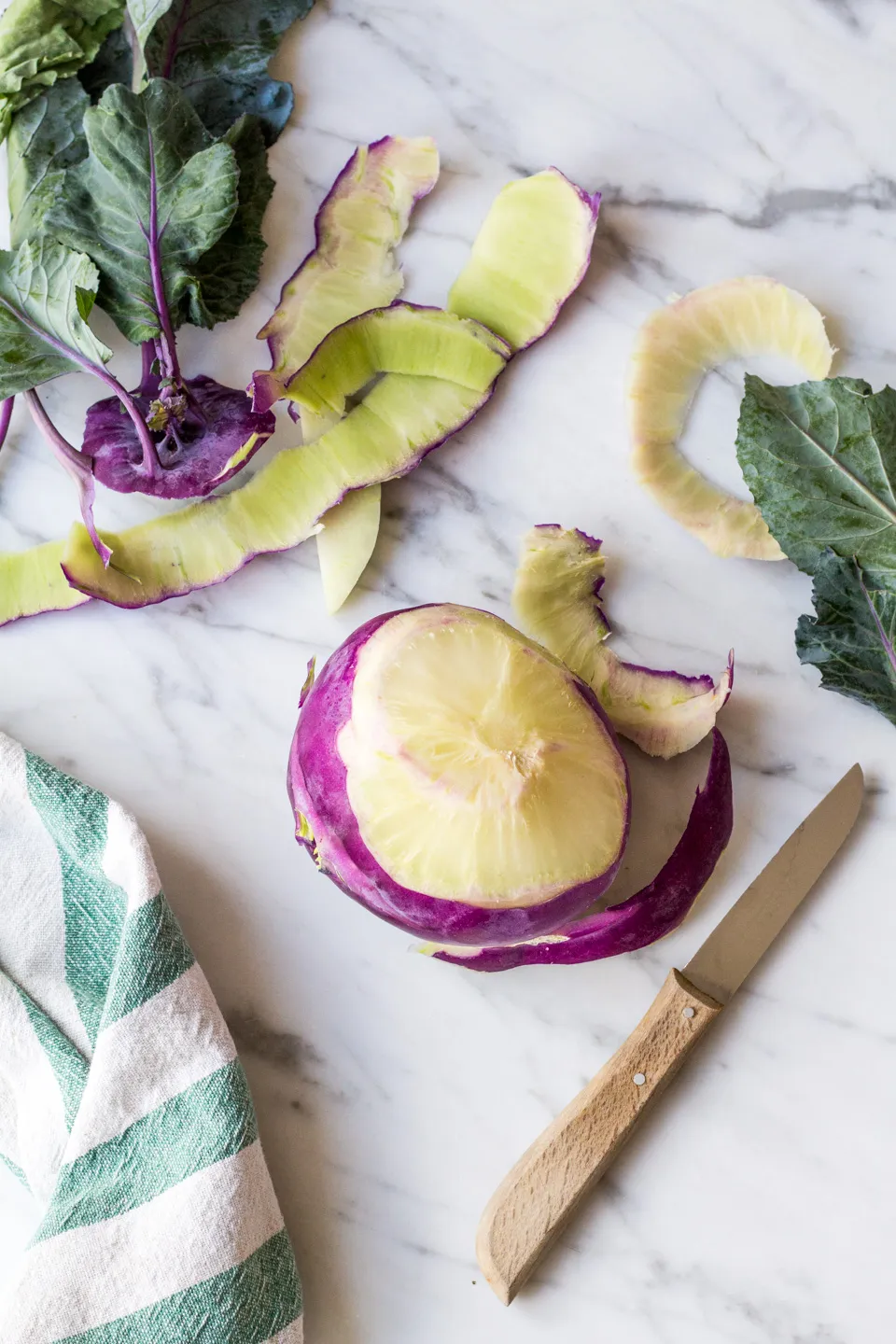 Violette Kohlrabi-Pommes vor dem Backen gewürzt